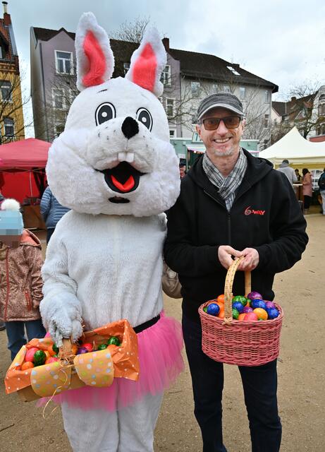 Verschenkte bemalte Ostereier: Weißer Hase im rosa Tütü.