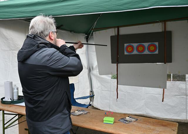 Thoams Hermann versucht sie beim Blasrohr-Zielschießen