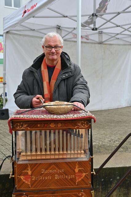 Ein Drehorgelspieler kurbelte zu Beginn an seinem Leierkasten.