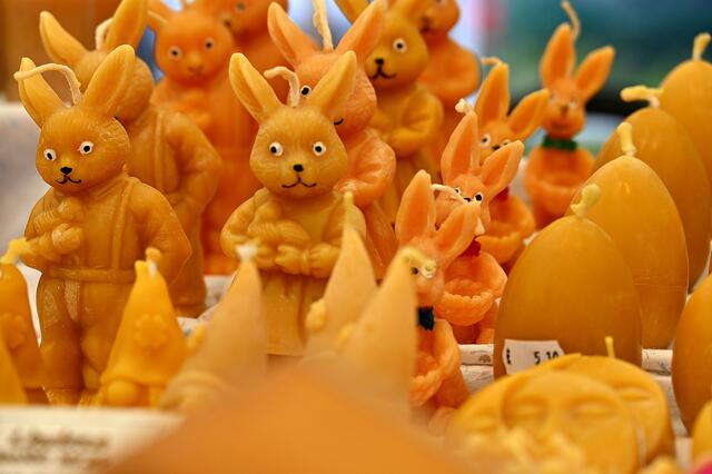 Wachskerzen in Form von Osterhasen.