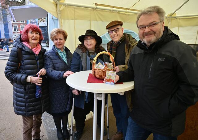 Gruppenbild mit 1. Bürgermeister (r.) und Bezirksbürgermeisterin (3. v. l.).