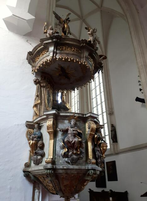Kanzeln von 1740 mit den vier Evangelisten. Am Rande des Schalldeckels sitzen Putten, an der Spitze steht der heilige Michael.