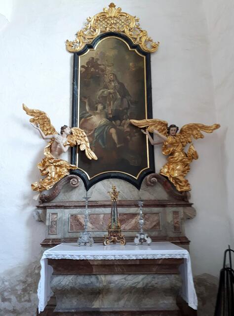 Seitenaltar mit goldenem Laub- und Gitterwerksaufsatz. Seitlich befinden sich adorierende goldene Engel.