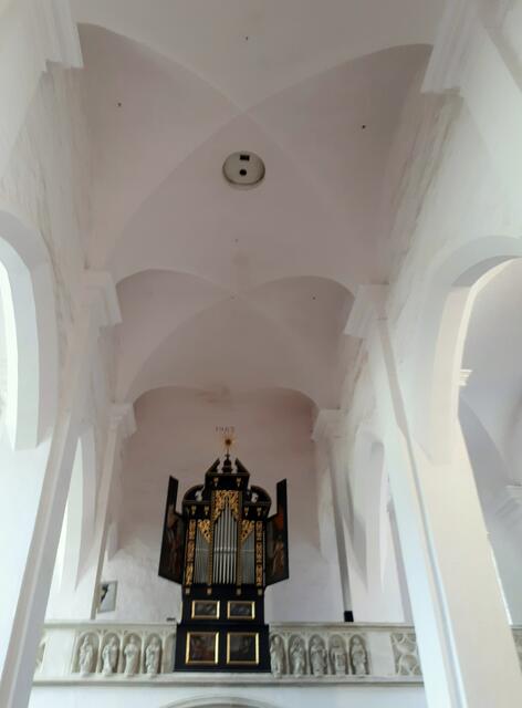 Historische Orgel von 1650 mit original erhaltener Spielanlage aus der Renaissance. Sie gilt als Rarität. Auf den Flügeltüren sind gemalte musizierende Engel dargestellt. 