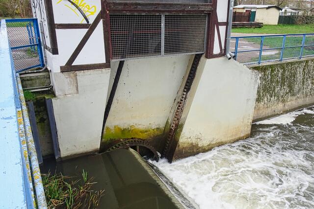 alte Bode- Wehranlage in Staßfurt, interessanterweise konnte bzw. kann der breite Schütz mit Hilfe von zwei Zahnkränze und 4 Zahnstangen auf die erforderliche Höhe eingestellt werden 