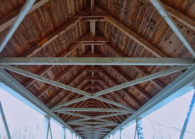 überdachte Fußgänger - Bodebrücke in Staßfurt. Dies Bild hätte ich auch - nach entsprechender Bearbeitung -  zu einem Rätselbild verwenden können. 