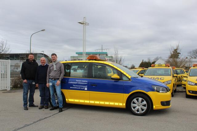 Die ADAC Pannenhilfe spendete ein Hilfsfahrzeug für die Ukraine: von links Karsten Storch (ADAC), Reinhart Richter (Initiator der Aktion Wärme-Bus) und Dr. Alexander Kempf (ADAC) bei der Übergabe in Landsberg am Lech.  | Foto: Foto: ADAC/Melanie Gerasch