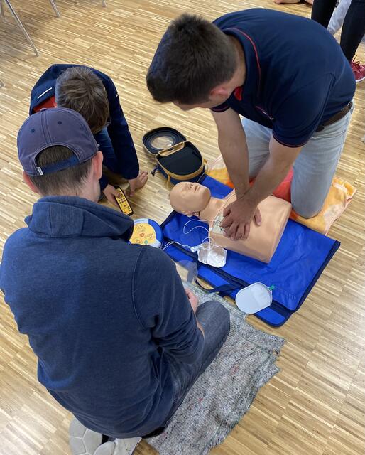 Übung mit dem Defibrillator  