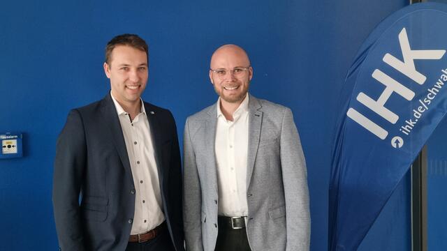 Das Bild zeigt den Landtagsabgeordneten Dr. Fabian Mehring mit IHK-Regionalgeschäftsführer Matthias Hausmann im Dillinger „Haus der nordschwäbischen Wirtschaft“.  | Foto: Michaela Meier