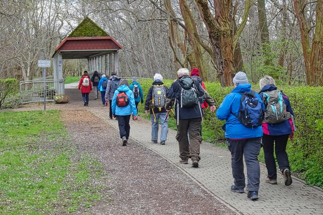 Wandergruppe an Bodebrücke in Staßfurt