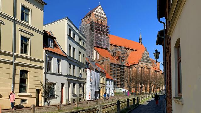 Wie ein Backsteingigant überragt St. Nikolai eindrucksvoll das sehenswerte Altstadtquartier an der Frischen Grube, einem historischen Stadtkanal.