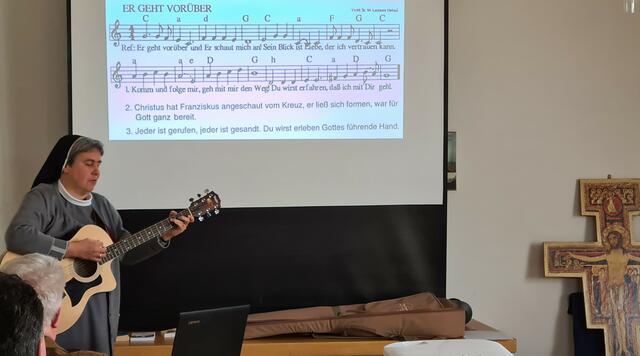 Sr. Maria Petra Grünert OSF beim Lied er geht vorüber