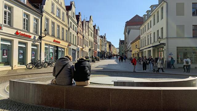 Am Hopfenmarkt bietet sich der Ausblick auf die herrlichen Giebelhäuser der Krämerstraße. Sie gehört zu denjenigen, die immerhin schon im 13. Jahrhundert erwähnt wurden.