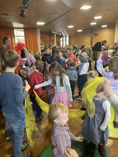  Kinder führen einen Tanz auf