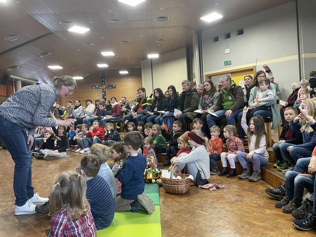 Pastoralreferentin Julia Winter im Gespräch mit den Kindern