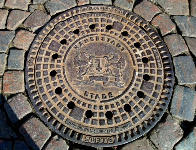 Natürlich gibt es hier auch einen schönen Kanaldeckel.