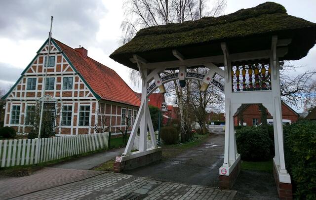 Gesehen in Grünendeich: Diese Tore sind typisch für das Alte Land. Sie werden "Prunktor" genannt.