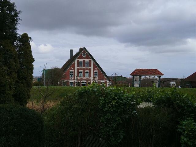Auch die Rückseite von Haus und Tor sind sehenswert.
