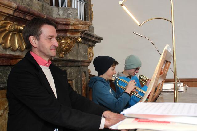An der Orgel wurde Wolfgang Lenz von Valentin Lenz und Jonathan Pollanka (erste und zweite Trompete) unterstützt | Foto: Bernhard Regau