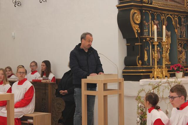 Kirchenverwaltungsmitglied Roland Hell bedankt sich bei allen Helferinnen und Helfern | Foto: Bernhard Regau