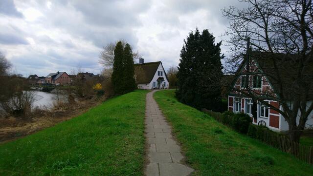 Auf diesem Deichweg an der Este kann man kilometerweit bis zu ihrer Mündung in die Elbe wandern.