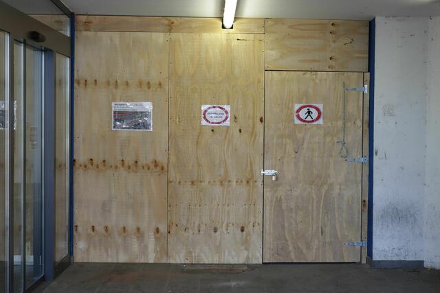 Verschlossener Zugang zur Unterführung - mit Strick zum Aufhängen.