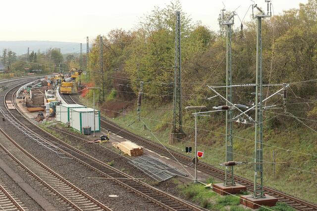 Behelfsmasten zum Trennen der Oberleitung (29.10.2022)
