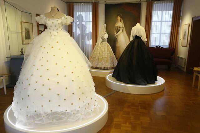 Kleider von Kaiserin Elisabeth nach Originalschnitt sind im Sisi-Schloss zu sehen, unter anderem das berühmte Sternenkleid.  | Foto: Erich Echter