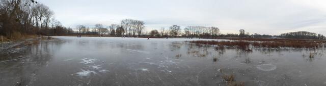 Weil der Bibersee flach ist, kann man nicht so tief einbrechen.