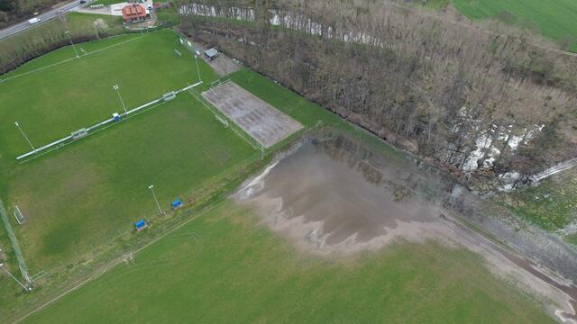 Oben die renovierte Mühle mit dem Mühlenteich, darunter der Sportplatz. Der Verein musste zeitweise den Sportbetrieb einstellen. | Foto: ©Wilhelm Bauer