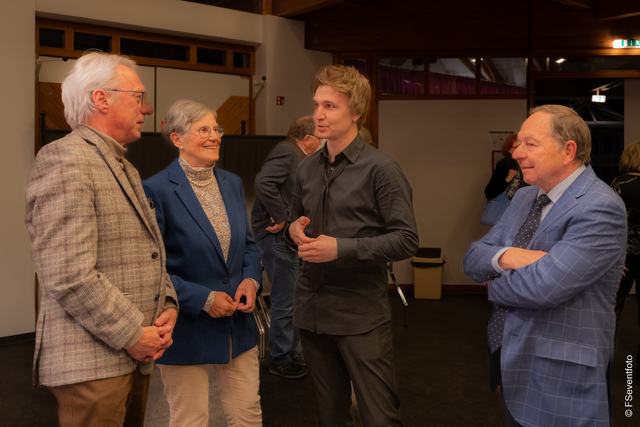 Mit Evgeny Konnov präsentierte der Freundeskreis Friedberger Musiksommer seinen Mitgliedern zur Mitgliederversammlung am 14. April 2023 im Friedberger Divano einen wahren Edelstein der klassischen Klavierkunst. - Der Künstler im Gespräch mit Friedbergs Altbürgermeister Dr. Peter Bergmair (links). Im Bild ebenfalls Dr. Jutta Nikolowski. und Franz Reißner | Foto: FSeventfoto