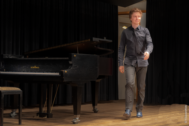 Mit Evgeny Konnov präsentierte der Freundeskreis Friedberger Musiksommer seinen Mitgliedern zur Mitgliederversammlung am 14. April 2023 im Friedberger Divano einen wahren Edelstein der klassischen Klavierkunst. | Foto: FSeventfoto