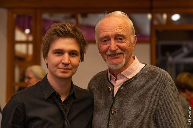 Mit Evgeny Konnov präsentierte der Freundeskreis Friedberger Musiksommer seinen Mitgliedern zur Mitgliederversammlung am 14. April 2023 im Friedberger Divano einen wahren Edelstein der klassischen Klavierkunst. - Im Bild Evgeny Konnov (links) mit Hans Wilmes, 1. Vorsitzender vom Freundeskreis Sing- und Musikschule Mozartstadt Augsburg (SuMMA) | Foto: FSeventfoto