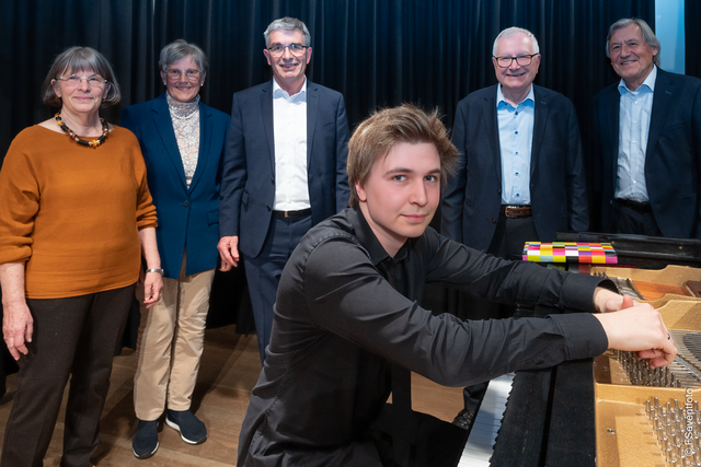 Mit Evgeny Konnov präsentierte der Freundeskreis Friedberger Musiksommer seinen Mitgliedern zur Mitgliederversammlung am 14. April 2023 im Friedberger Divano einen wahren Edelstein der klassischen Klavierkunst. Im Bild v.l.: Christine Guggemos, Dr. Jutta Nikolowski, Heinz Oswald, Evgeny Konnov, Wilfried Höfl, Herbert Maier | Foto: FSeventfoto