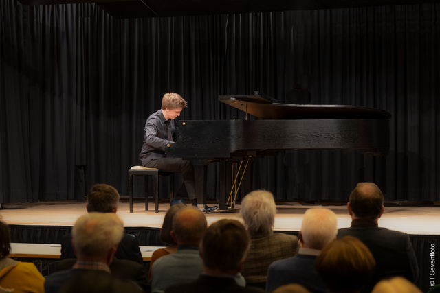 Mit Evgeny Konnov präsentierte der Freundeskreis Friedberger Musiksommer seinen Mitgliedern zur Mitgliederversammlung am 14. April 2023 im Friedberger Divano einen wahren Edelstein der klassischen Klavierkunst.