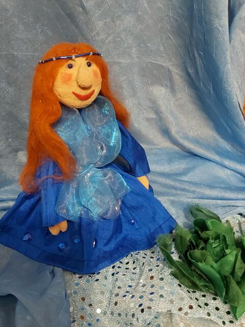 Angelika Schaffer-Albrecht erzählt am 1. Mai 2023 um 14.45 "Die Wasserprinzessin" mit Ihren Puppen im neuen Theater- und Aktionsraum im Hof des Maskenmuseums
