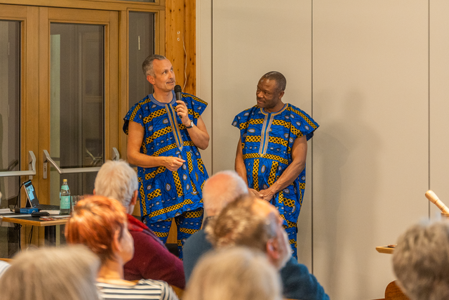  Im Friedberger Divano referierten Friedbergs Erster Bürgermeister Roland Eichman und Pastoralreferent Vincent Semenou über Eindrücke von ihrem Besuch in Zafi. - Eine bunte Trommlergruppe eröffnet traditionell afrikanisch die Präsentation  | Foto: FSeventfoto