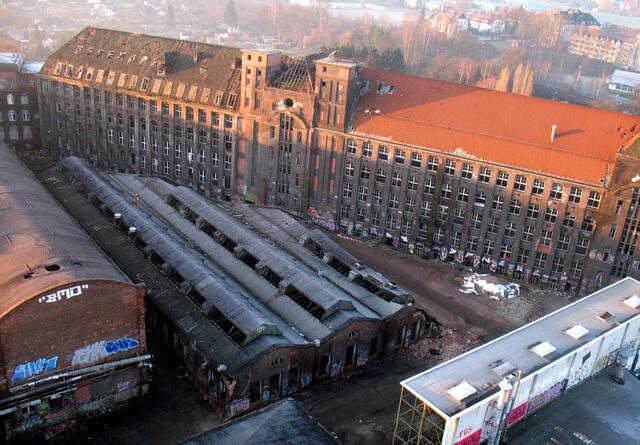 Von dem geht der Blick auf das einzig verbliebene Gebäude, dass nun leider abgerissen wird.