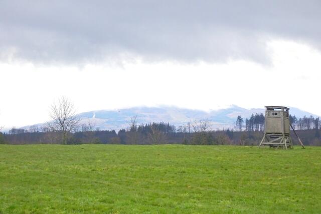Blick zum gut 15 km entfernten, in Wolken verhüllten, Brockengipfel