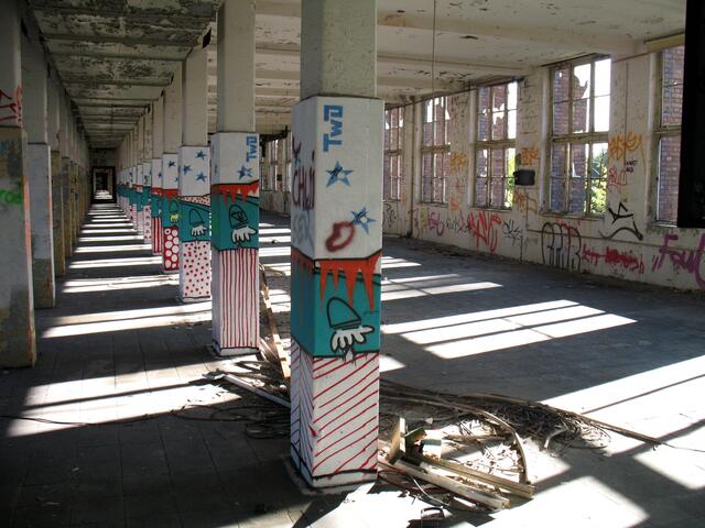 Lichtspiele in langen Hallen, in denen sich, mit viel Mühe und Spaß, die Graffiti-Sprayer austoben konnten.