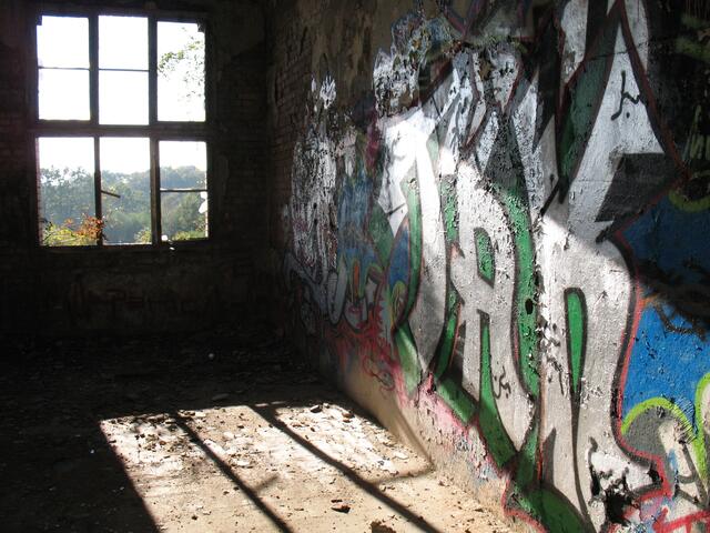Versteckte Winkel in vielen kleinen Räumen, und kein Mauerwerk ist unbesprüht. Manchmal wurden Graffitis aus Platzgründen übereinander angelegt. Alte, ebenfalls schöne, verschwanden.