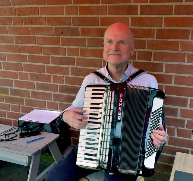Für den musikalischen Rahmen sorgte Enno Raphael mit seinem Akkordeon.