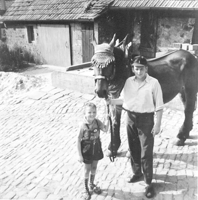 Mit dem Pferd Bella geht es nun aufs Feld
