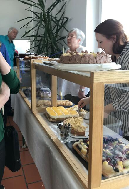Am Kuchenbuffet bleibt kein Wunsch offen, entsprechend groß ist der Andrang 
