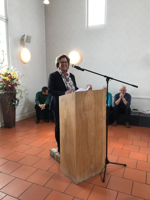 Monika Göppel, Vertrauensfrau des Kirchenvorstands, moderiert das Fest gekonnt