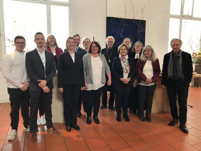 Der Kirchenvorstand der evangelischen Gemeinde in Friedberg, amtierende Pfarrerin und ehemalige Inhaber der Pfarrstelle freuen sich mit Regionalbischof Axel Piper (hinten Mitte), Dekanin Dr. Doris Sperber-Hartmann (vorne, 2.v.l.) und Künstler Werner Mally über das Jubiläum