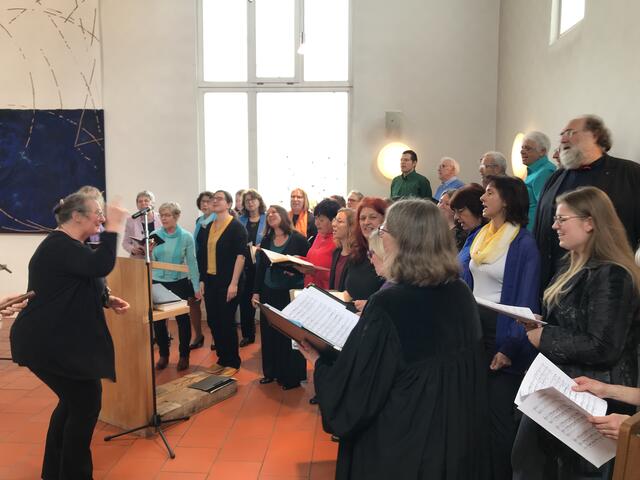 Der Gospelchor Colours - unter der Leitung von Beate Anton - feiert sein Jubiläum 20 plus