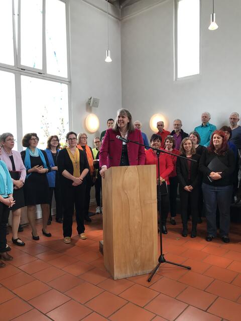 Alexandra Dreher hat sichtlich Freude an ihre Erinnerungen als Pfarrerin in Stätzling und sorgt für großes Vergnügen beim Publikum