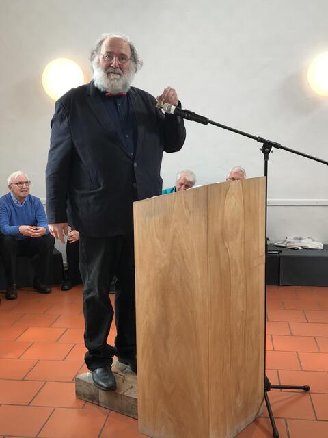 Pfarrer Christian Anton, erster Inhaber der Pfarrstelle in Stätzling, blickt unterhaltsam auf seine Erlebnisse zurück