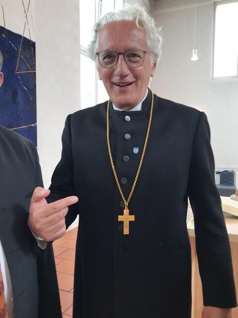 Friedberg am Herzen - Regionalbischof Piper ist hoch erfreut über die Anstecknadel mit dem Friedberger Wappen, die ihm der Zweite Bürgermeister Richard Scharold spontan geschenkt hat